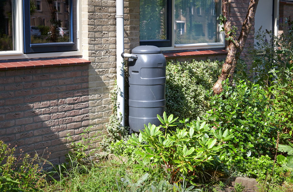 regenton tegen huis aan