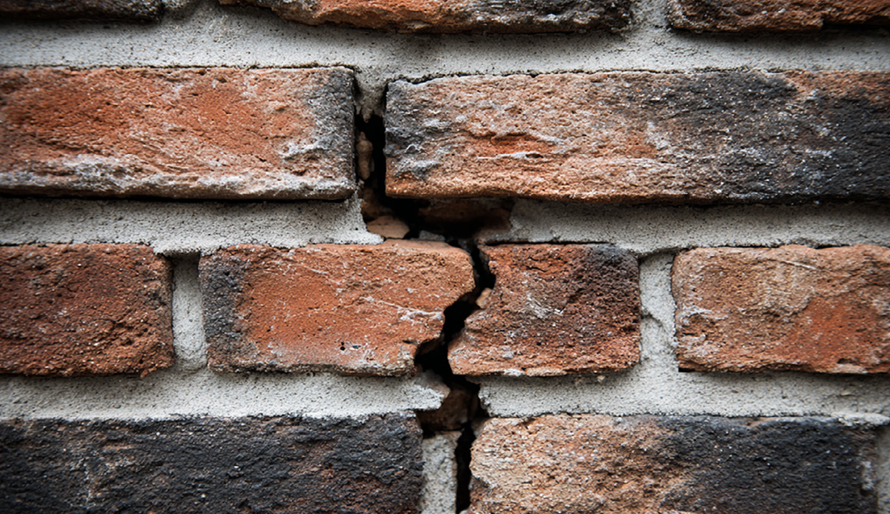 bakstenen met scheur