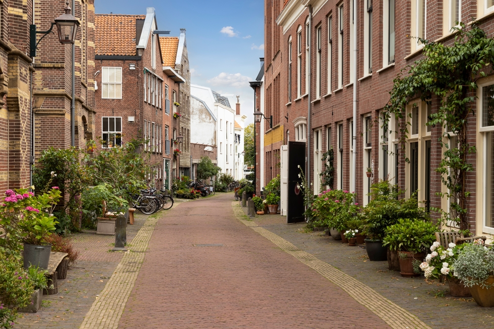 een straat met huizen