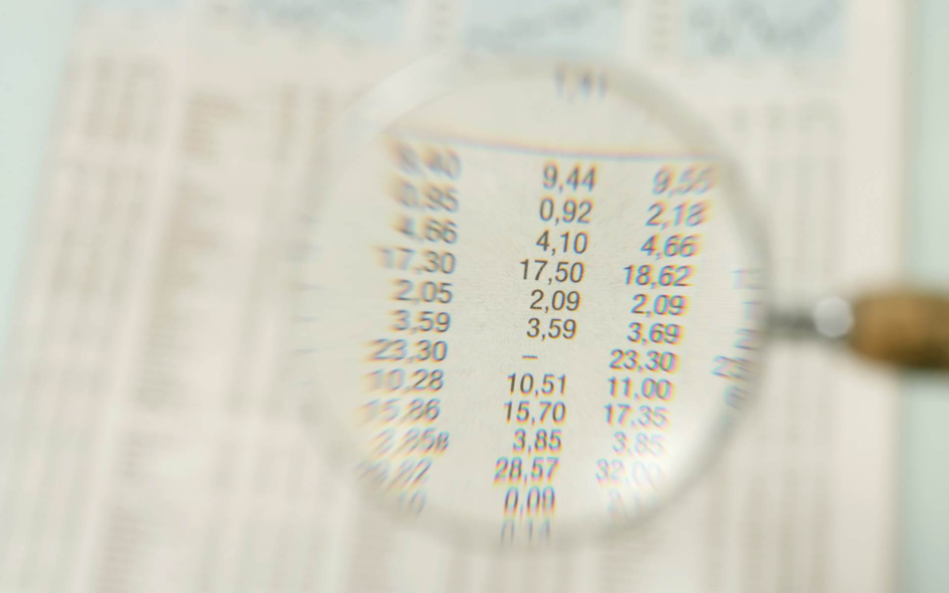 Cijfers in een tabel worden bekeken met een vergrootglas