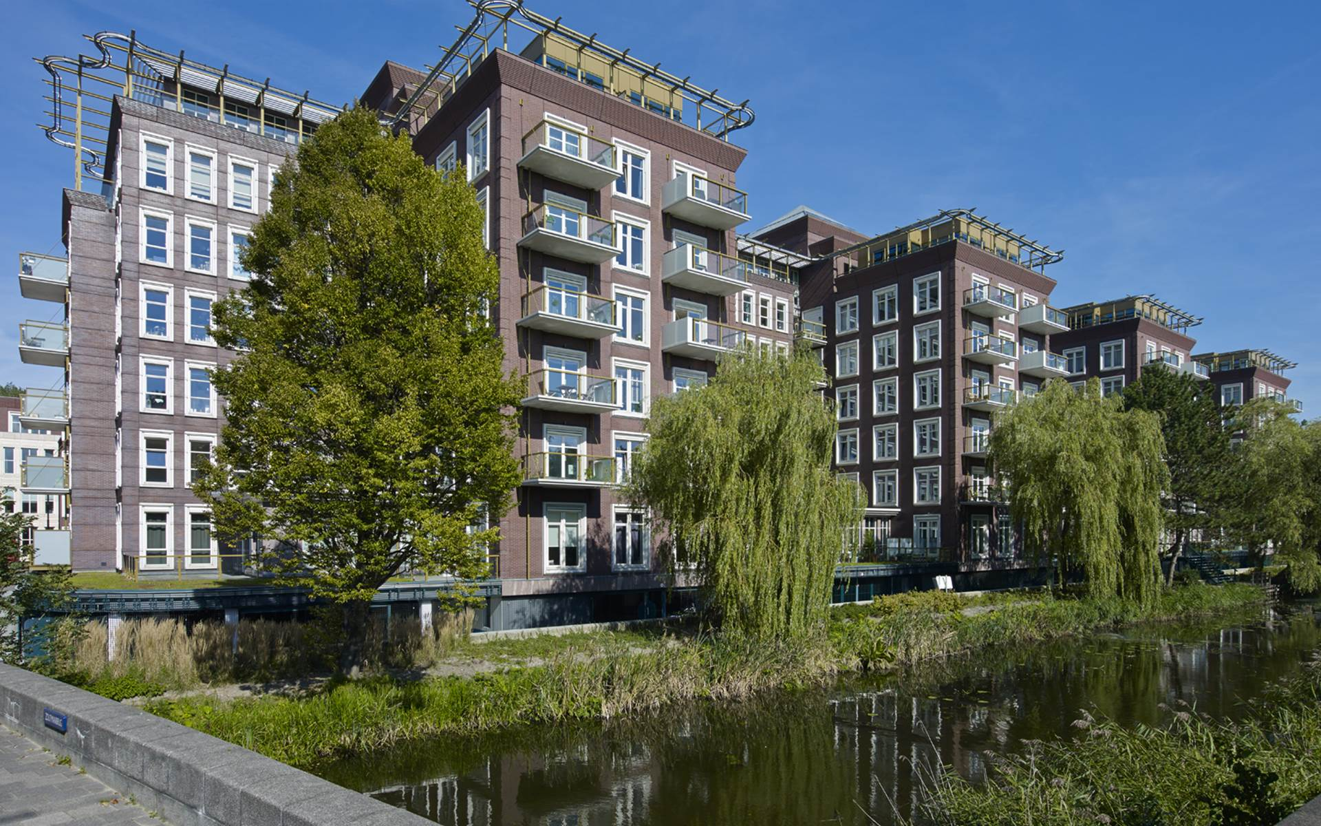 Appartementengebouwen aan een vijver